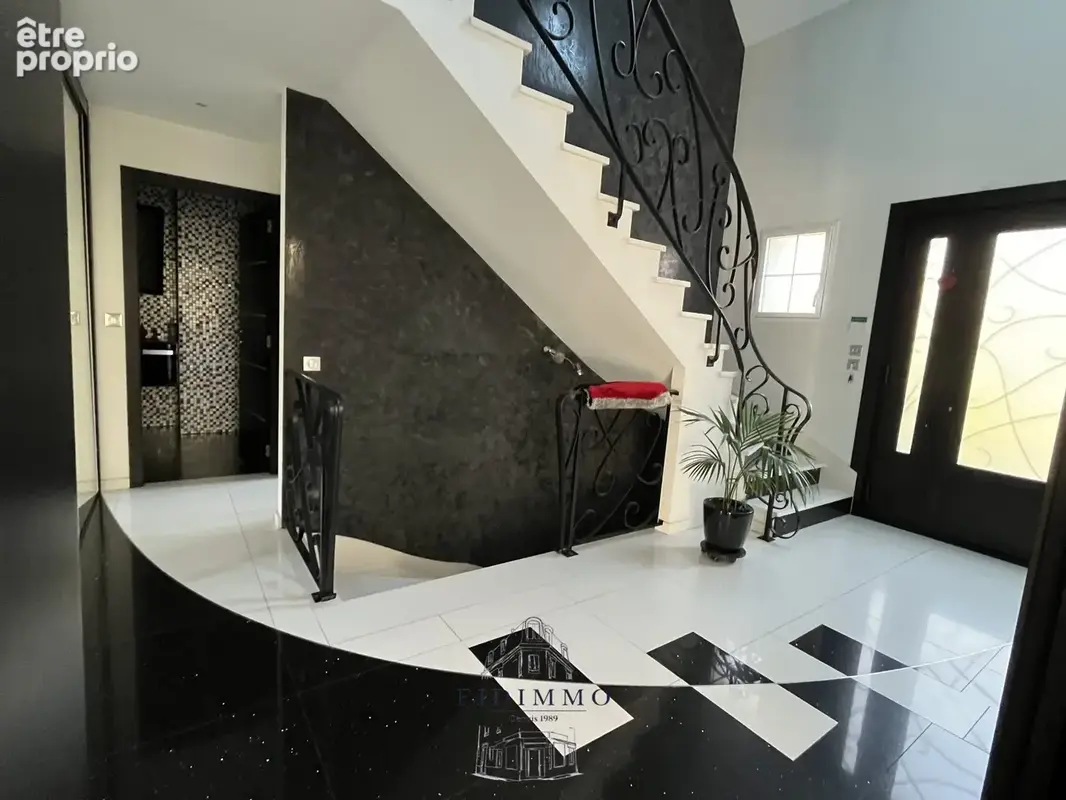 4358 - Belle maison longeant le golf d'Ormesson - photo 2