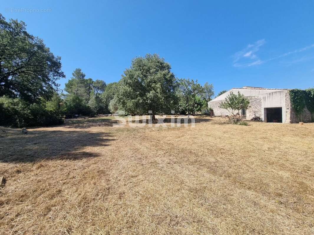 Propriété avec 2 maisons sur un grand terrain et piscine - photo 4