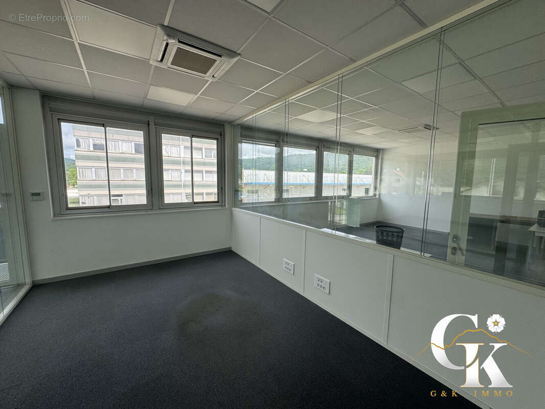 Commerce à SAINT-ETIENNE-DE-CROSSEY