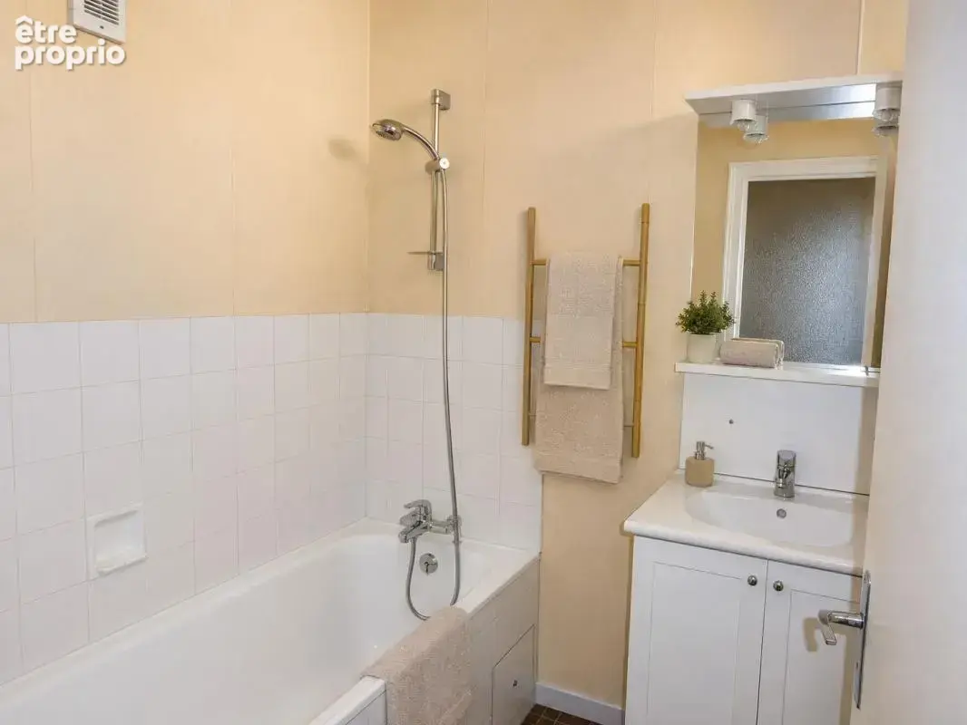  T2 lumineux de 45 m² avec balcon – À deux pas du centre de Gréoux-les-Bains - photo 4