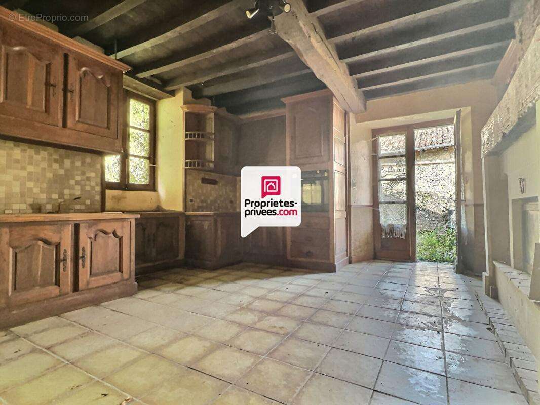 Maison T2/3 d'env. 98m² à réhabiliter en plein coeur du bourg de SAINT-AQUILIN (24110) - photo 3