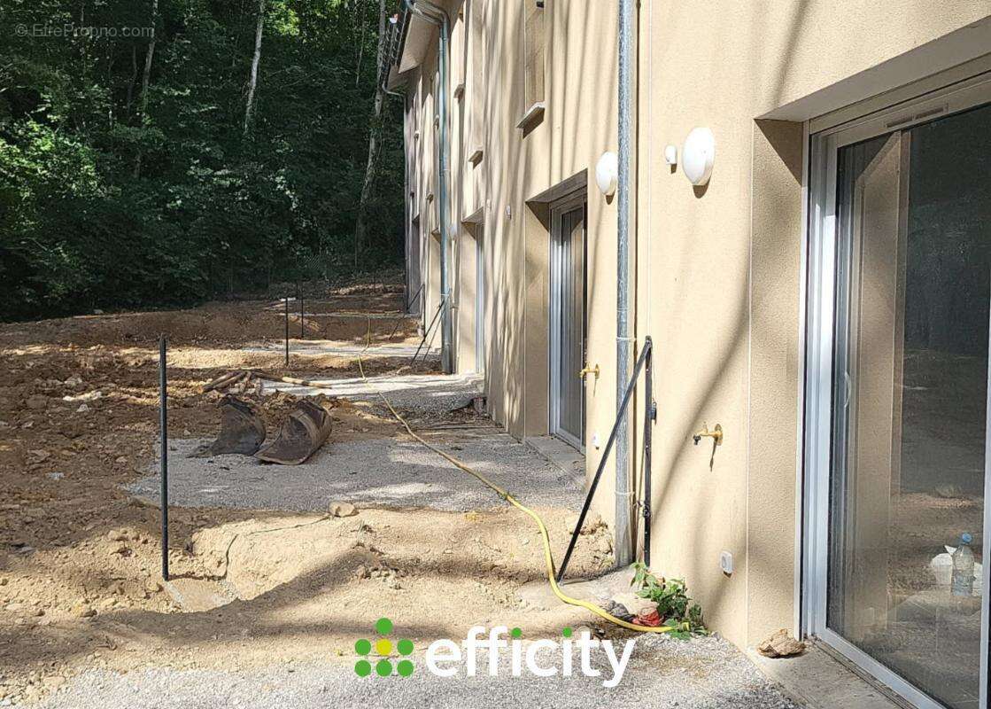 Maison à LA CHAPELLE-DE-LA-TOUR