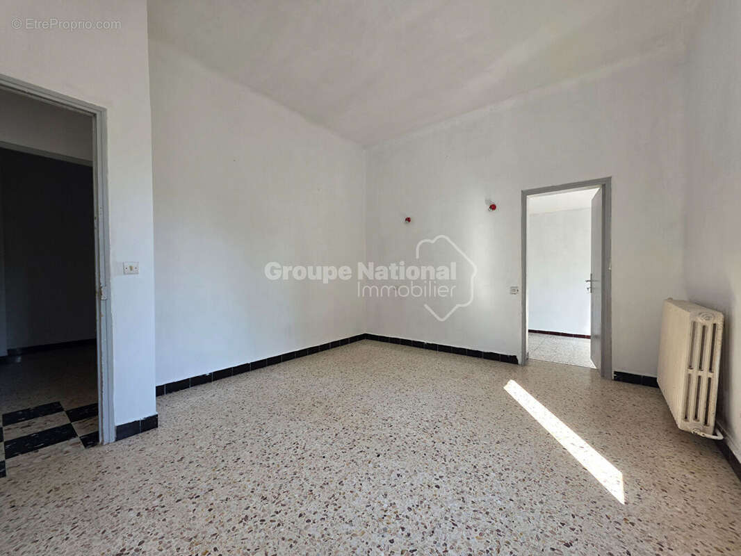 Maison de ville - Potentiel, grands garages et cour - photo 11