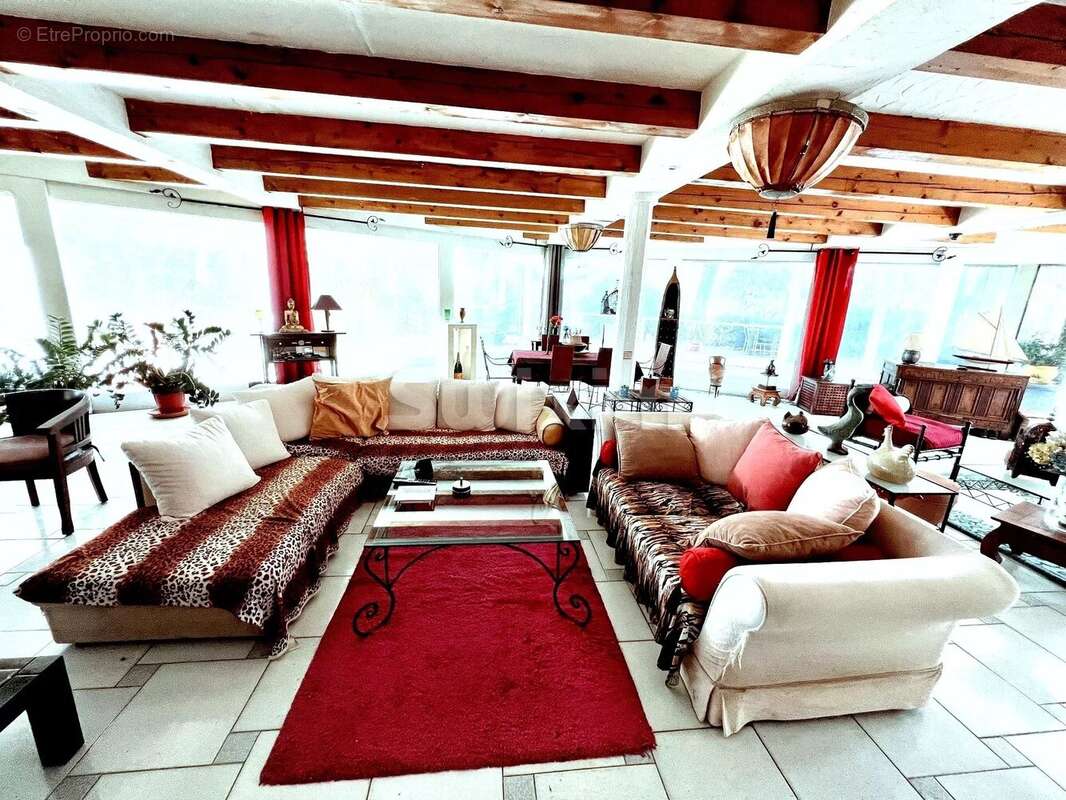 Maison à VESTRIC-ET-CANDIAC