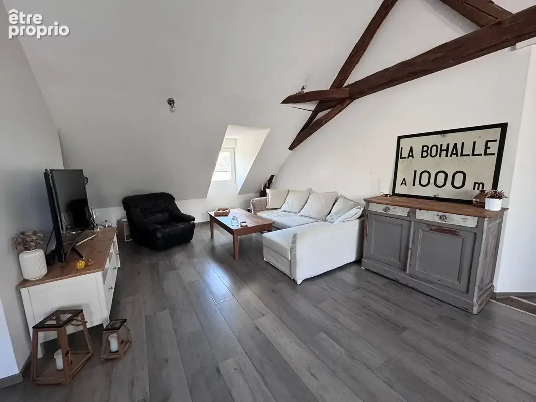 Appartement rénové à vendre à Brissac Quincé avec garage. - photo 1