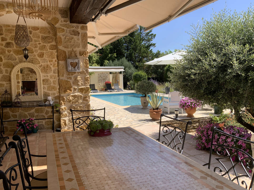 Villa de plain pied dans un quartier résidentiel d'Uzès sur un terrain de 1500 m2 avec piscine. - photo 3