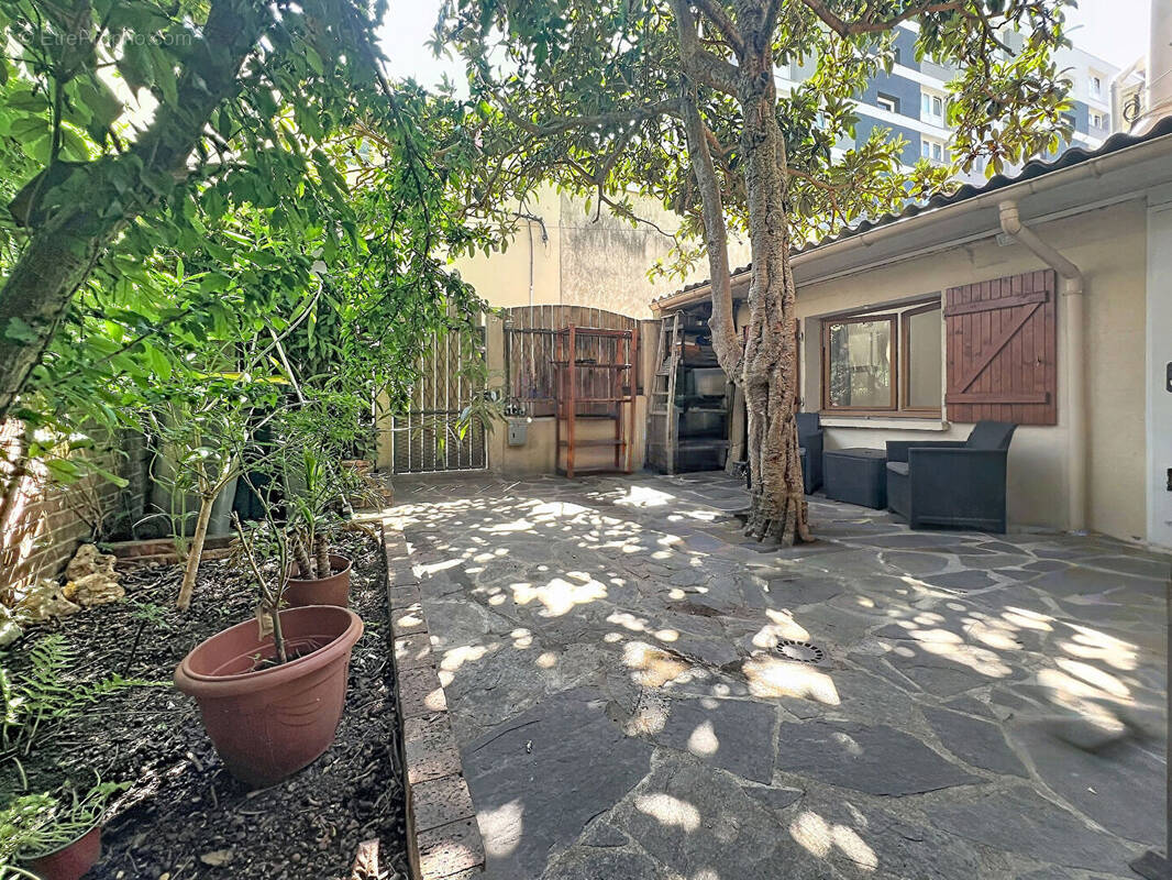 Asnières-sur-Seine -Maison de ville rénovée avec 3 chambres, patio et terrasse arborée - photo 1
