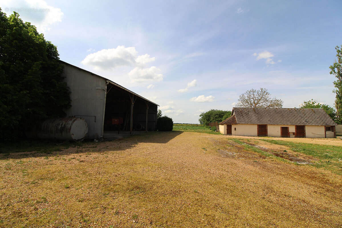 Maison à TREMBLAY-LES-VILLAGES