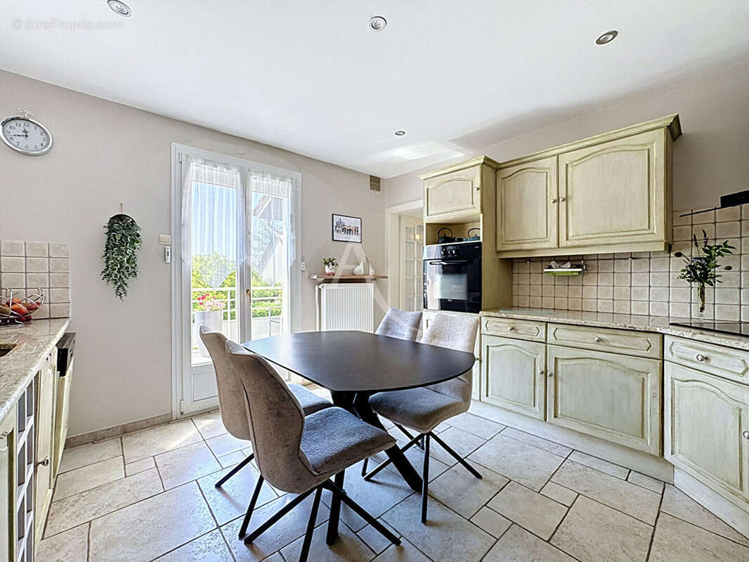 RARE À VAUX - Maison familiale 141 m², double garage, 2 terrasses et jardin ! - photo 7