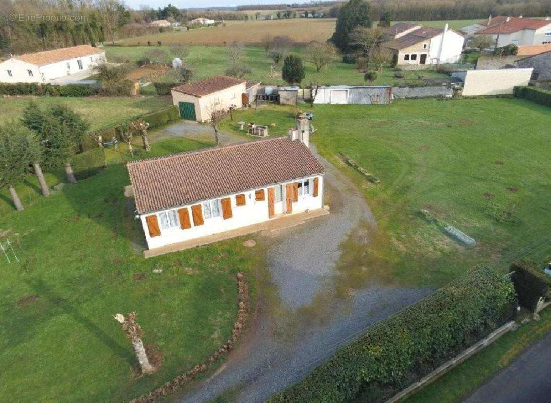 Maison à RUFFEC