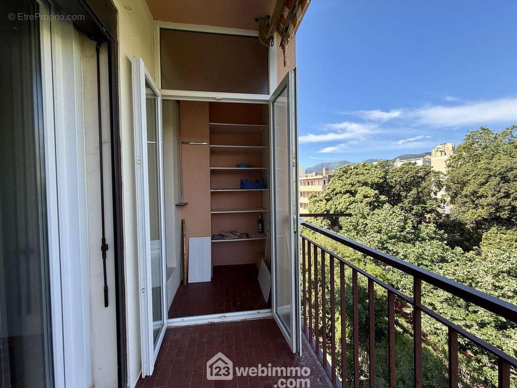 Placard extérieur - Appartement à BASTIA