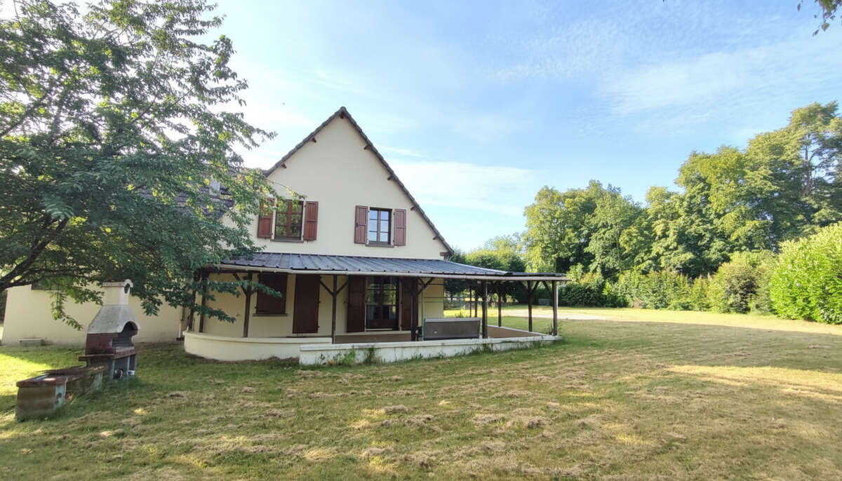 Belle maison familiale avec terrain attenant dans Nord Cantal - photo 3