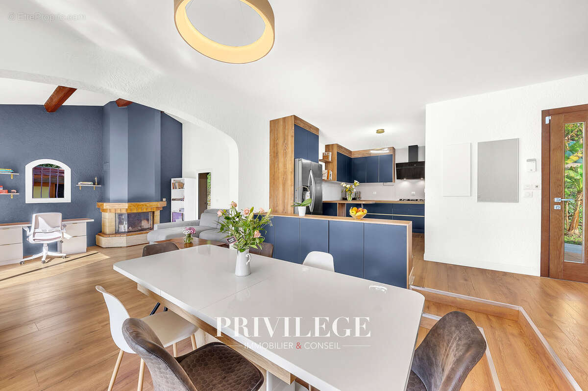 Maison à LA ROQUETTE-SUR-SIAGNE