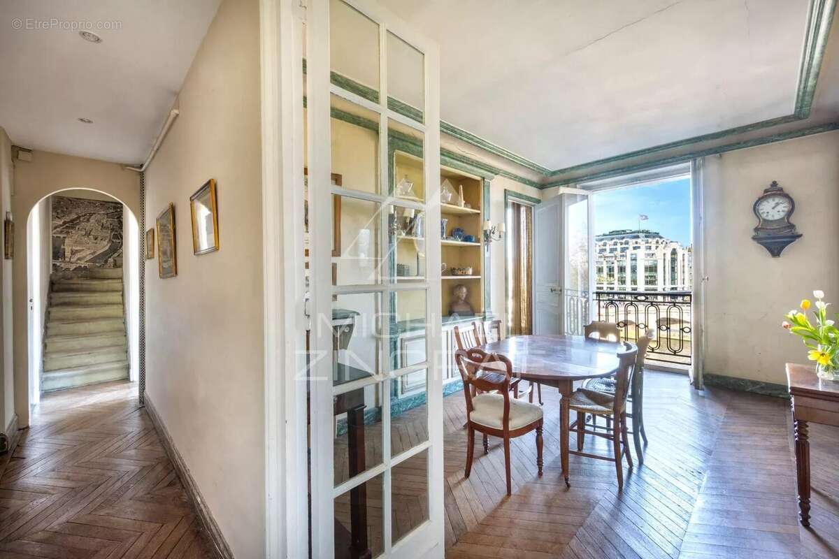 Appartement à PARIS-1E