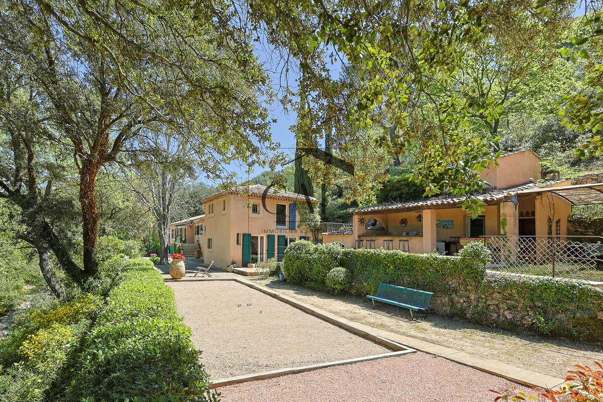 Propriété confidentielle avec piscine sur 3,7 hectares à Aix-en-Provence - photo 6