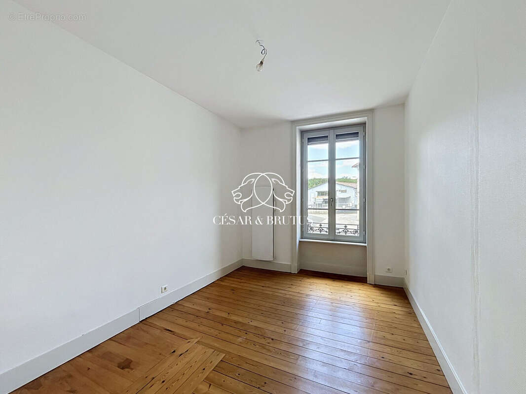 Appartement 375 m² à Amplepuis  - photo 9