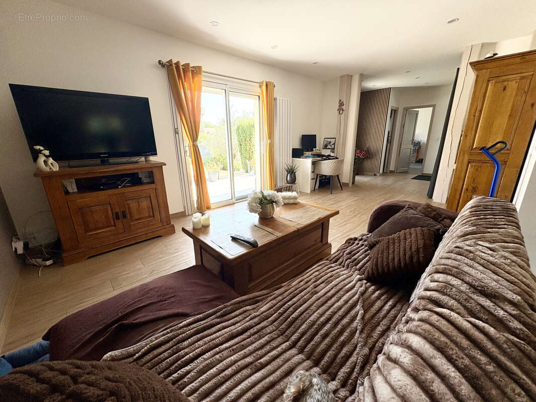 Maison à Saint-Sauveur-sur-École, 168m2, 5 chambres, terrain de 1260m2 constructible, sous-sol total - photo 6