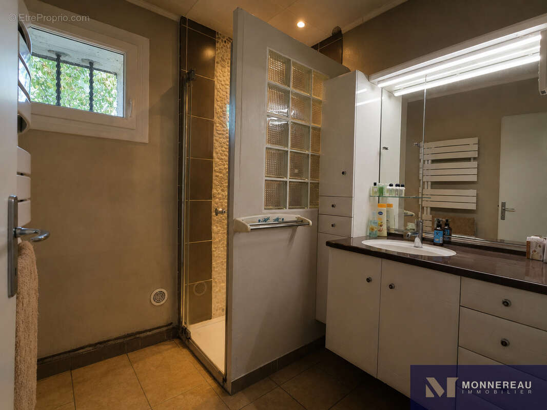 Maison de plain pied avec 500 m2 de dependances - photo 6