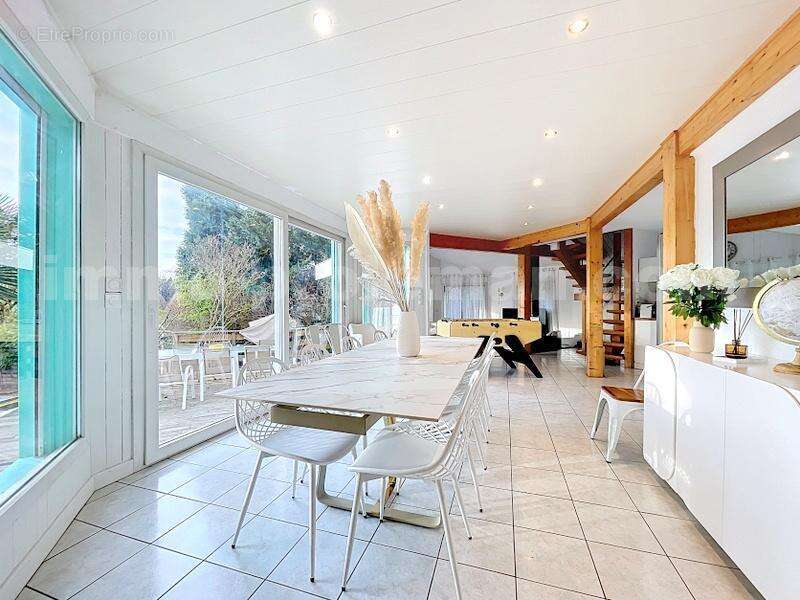 Magnifique_maison_individuelle_cranves_sales_calme_frontiere_suisse_geneve_proche_ecole_bus_ceva_piscine_ terrain_salon_sejour_salle_a_manger_ - Maison à CRANVES-SALES