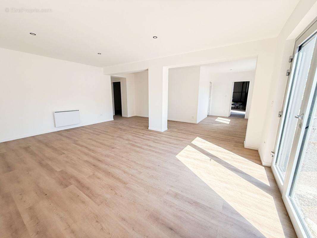 Local d'activité, 327M², bureaux, entrepôt, stationnement - photo 4