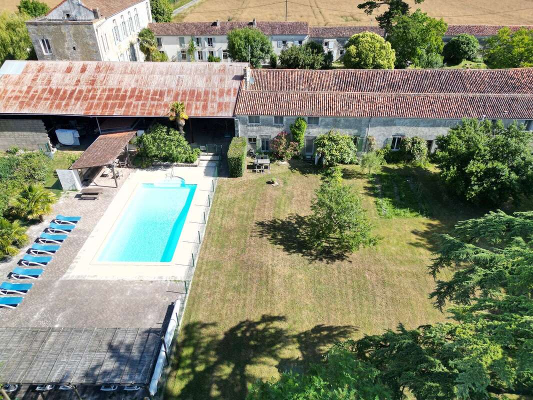 Superbe manoir, chapelle et 7 gîtes en bordure d'un village animé - photo 4