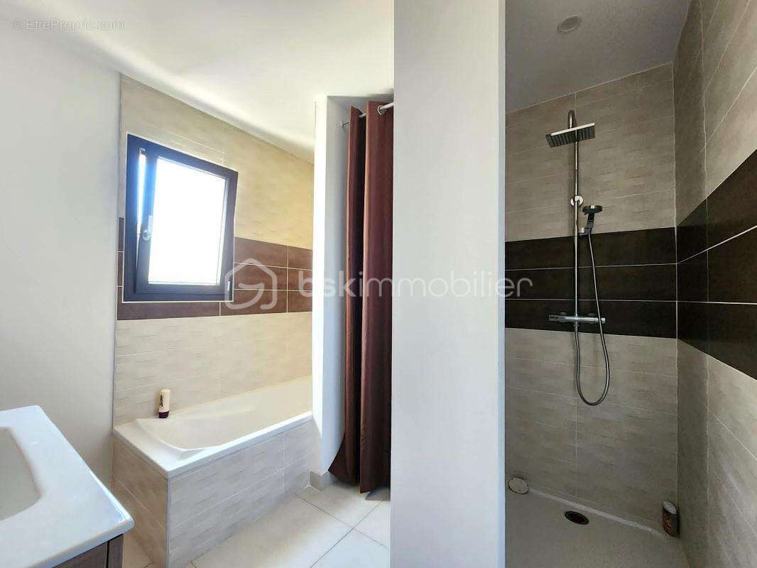 EXCLUSIVITÉ – Superbe villa de plain-pied avec 4 chambres, piscine maçonnée et boulodrome près de Pézenas (à Tourbes) - photo 19