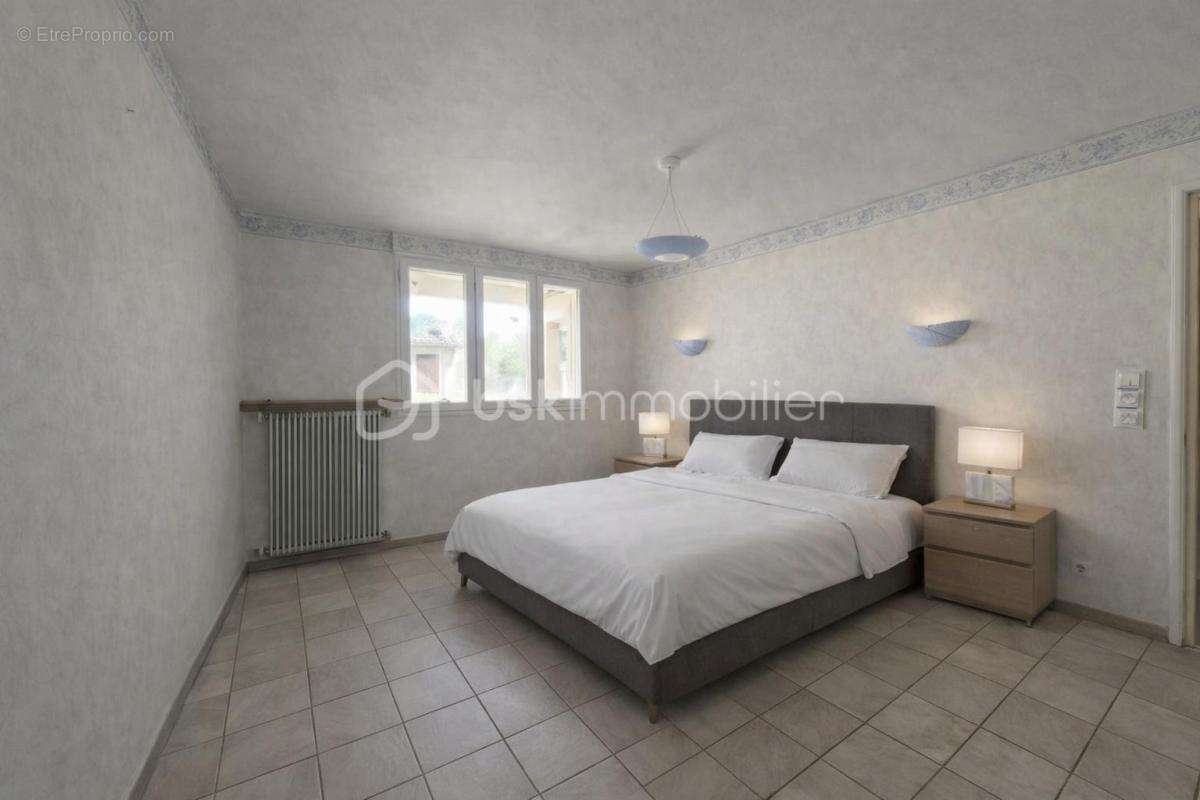 La Verrière – Maison individuelle 98 m² – 3 chambres – Terrain clos de 270 m² – Garage et annexes - photo 8