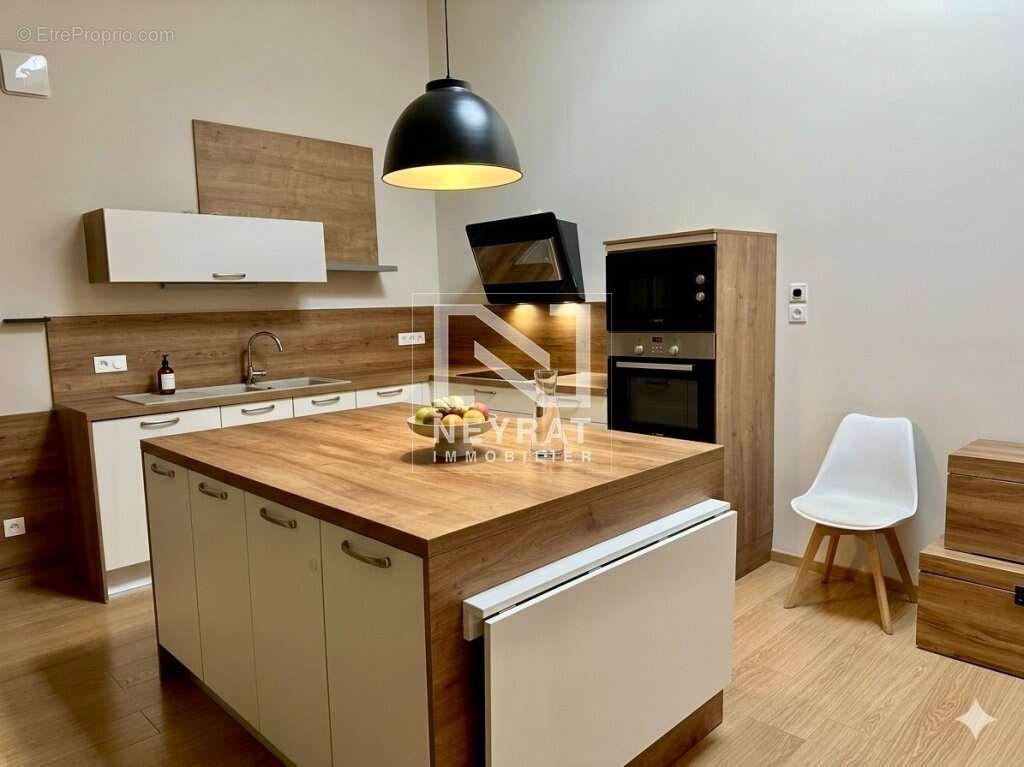 Une maison en pierre pleine de charme, avec sa terrasse suspendue, son jardin intime et ses nombreuses dépendances - photo 3