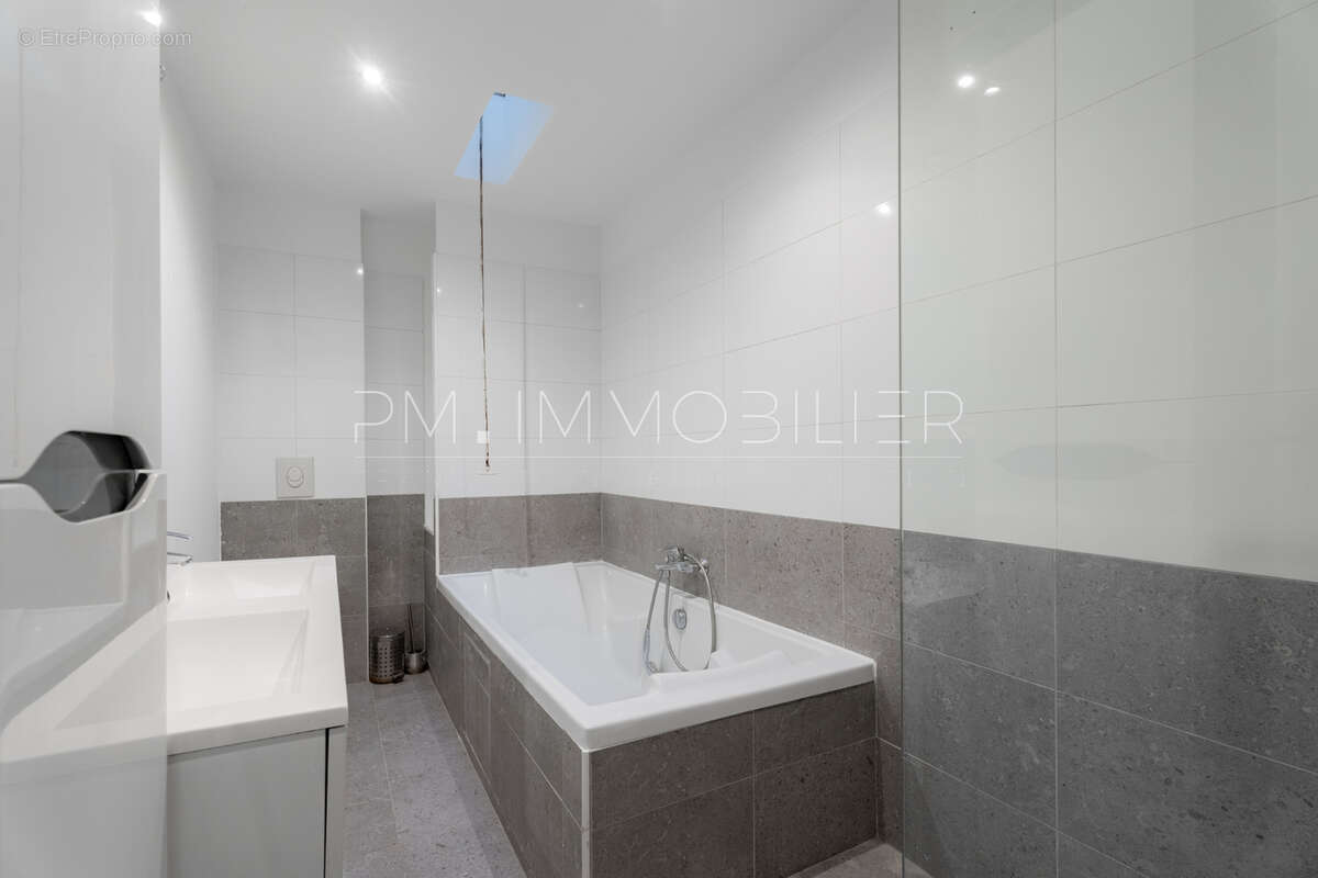 Appartement à MARSEILLE-1E