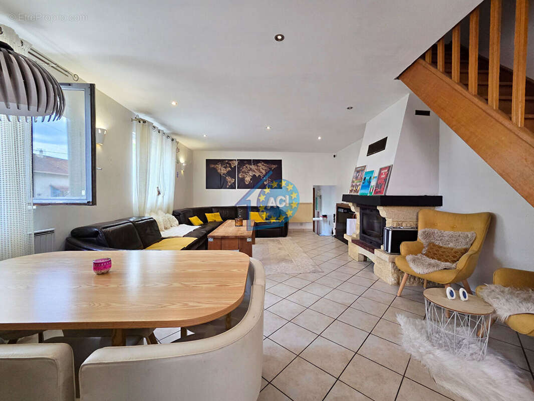 Maison à FOLLAINVILLE-DENNEMONT