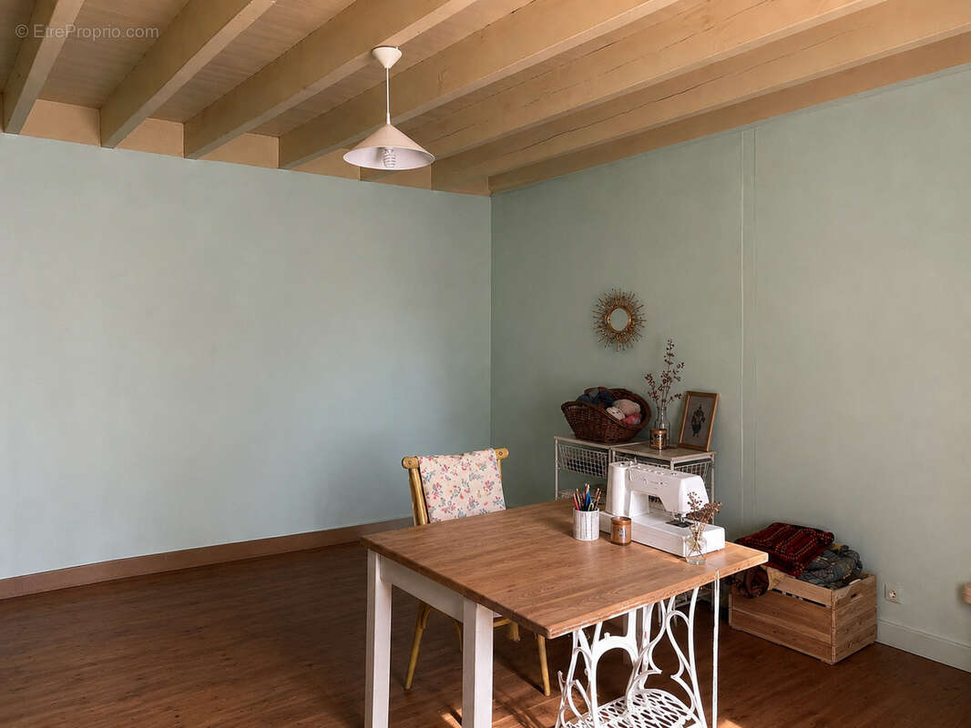 Maison en pierre avec de grandes dépendances - THIRE 85210 - photo 4