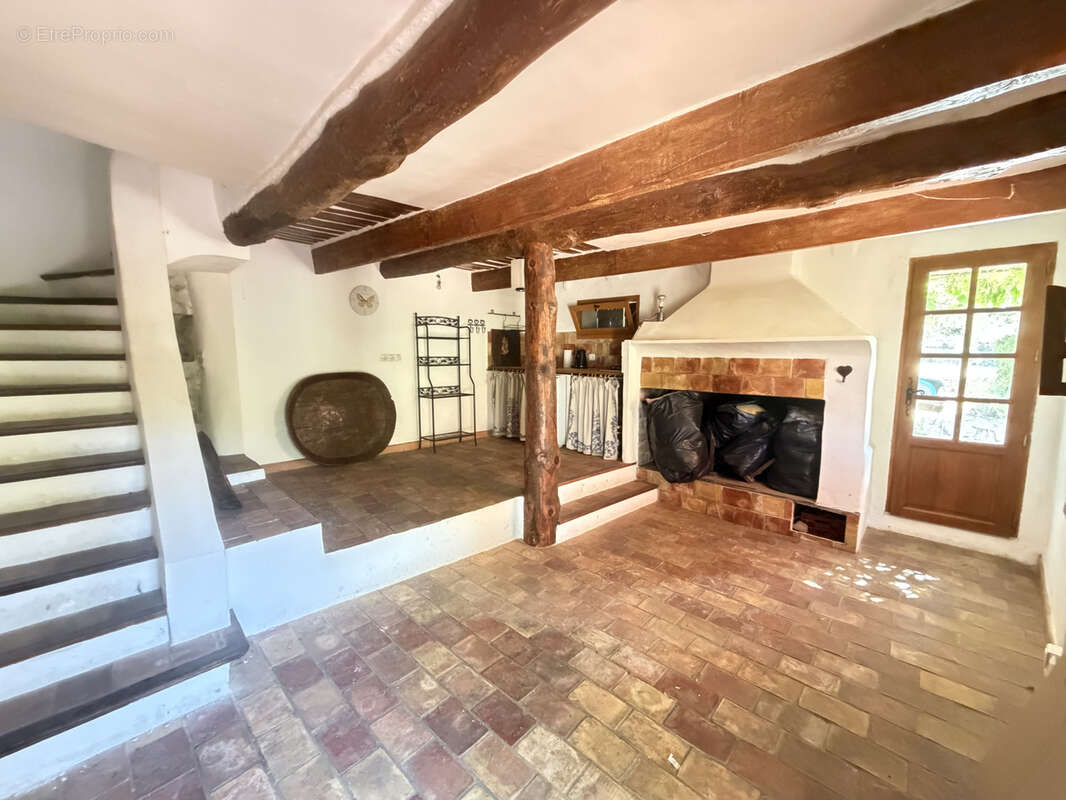 A vendre authentique maison en pierre t9 avec terrain de 3 hectares - 83150 bandol - photo 7