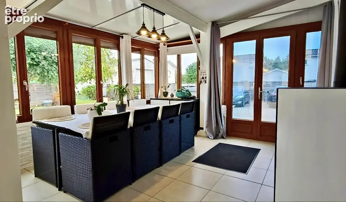 Maison avec véranda   Centre-ville d’Anglade (33390) - photo 4