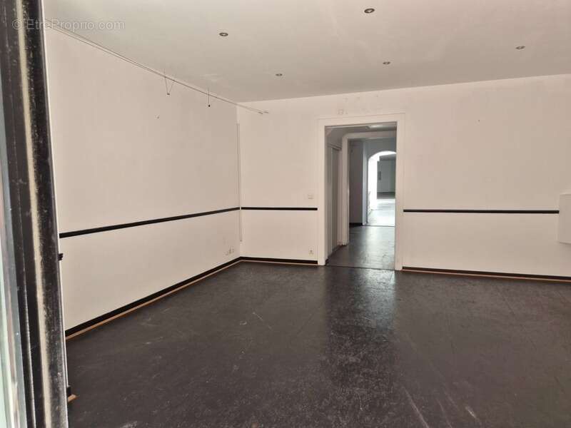 Local Commercial, 220 m2, face hôtel deVille - photo 4