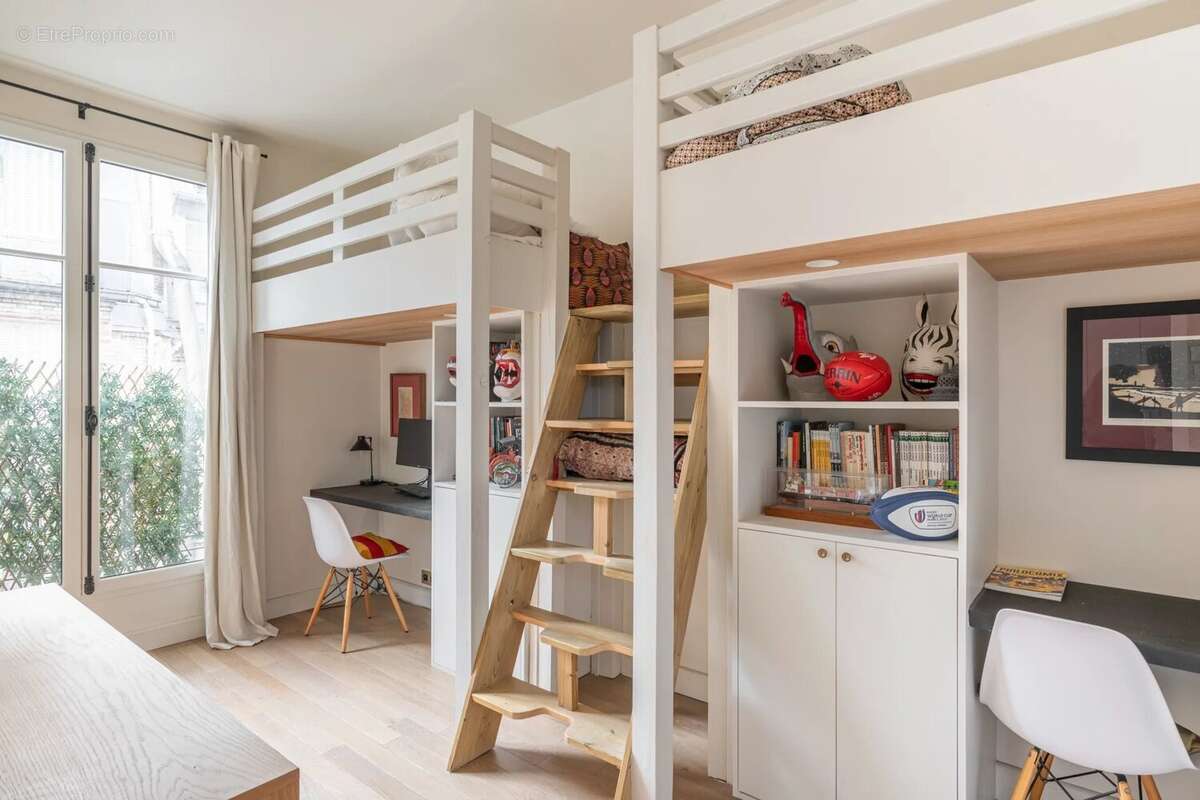 Appartement à PARIS-16E