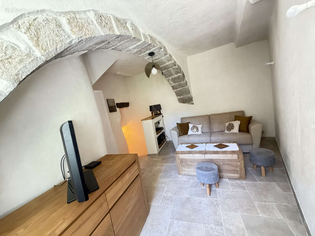 Maison à AIGUINES
