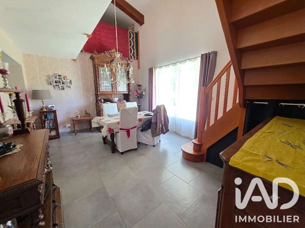 Maison 211 m² à Nieul-Les-Saintes  - photo 5