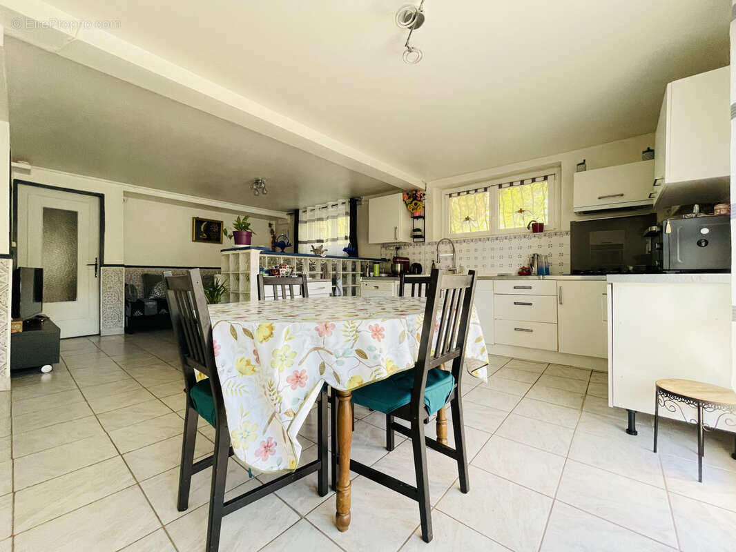 Maison à SAINT-PANTALEON-DE-LARCHE