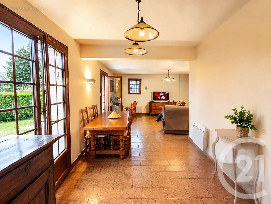 Maison 109 m² à La Chapelle-Reanville  - photo 2