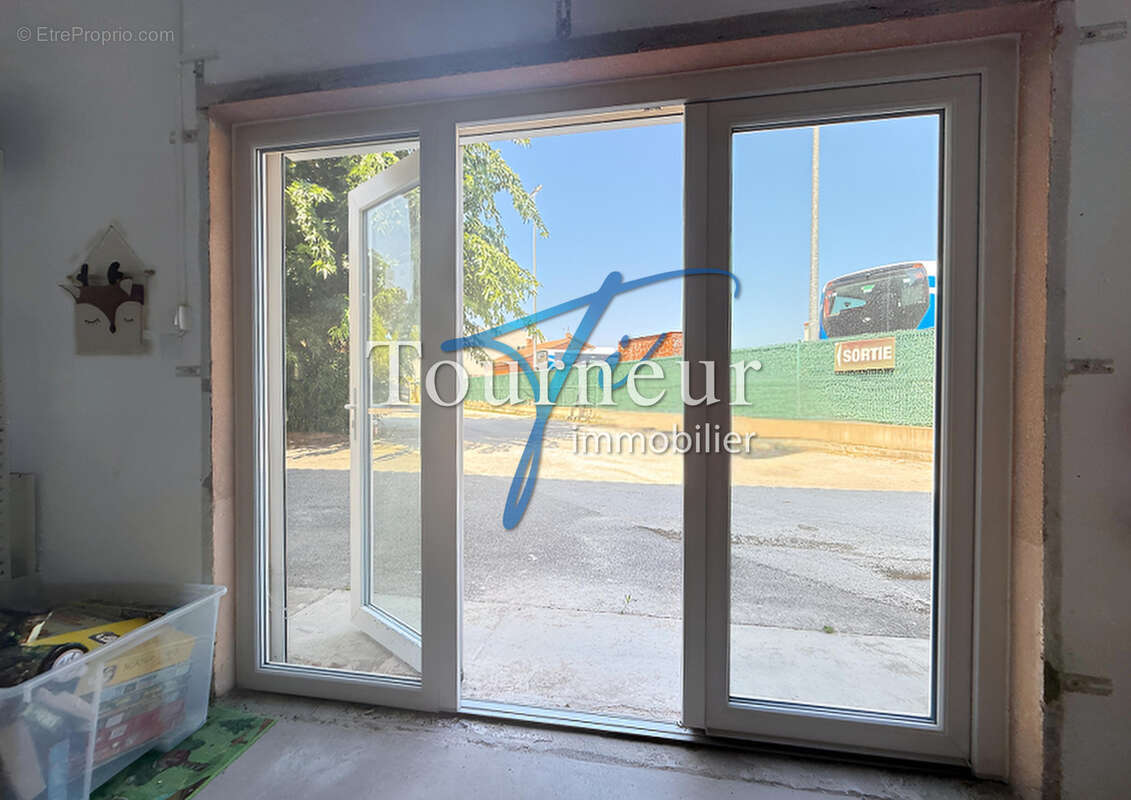 Sanary sur mer rare vente murs commerciaux de 215m2 dont garage parkings securise - photo 15