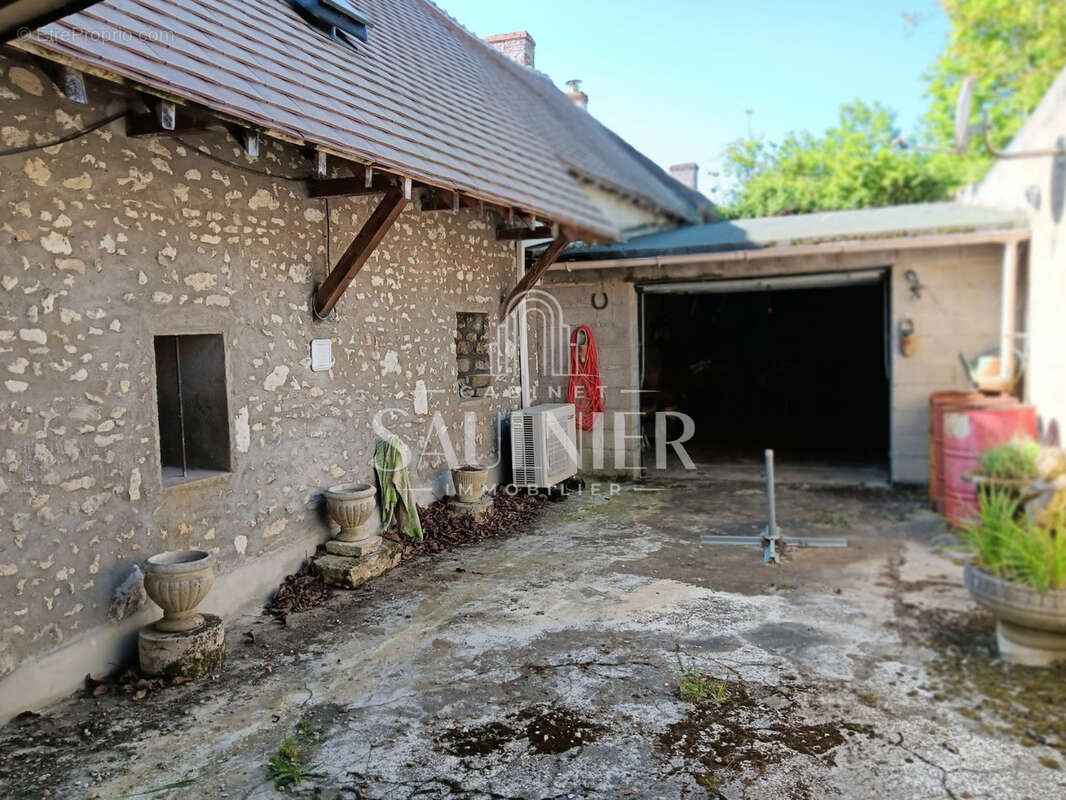 À Monthou sur Cher, Maison ancienne à rafraîchir. - photo 12