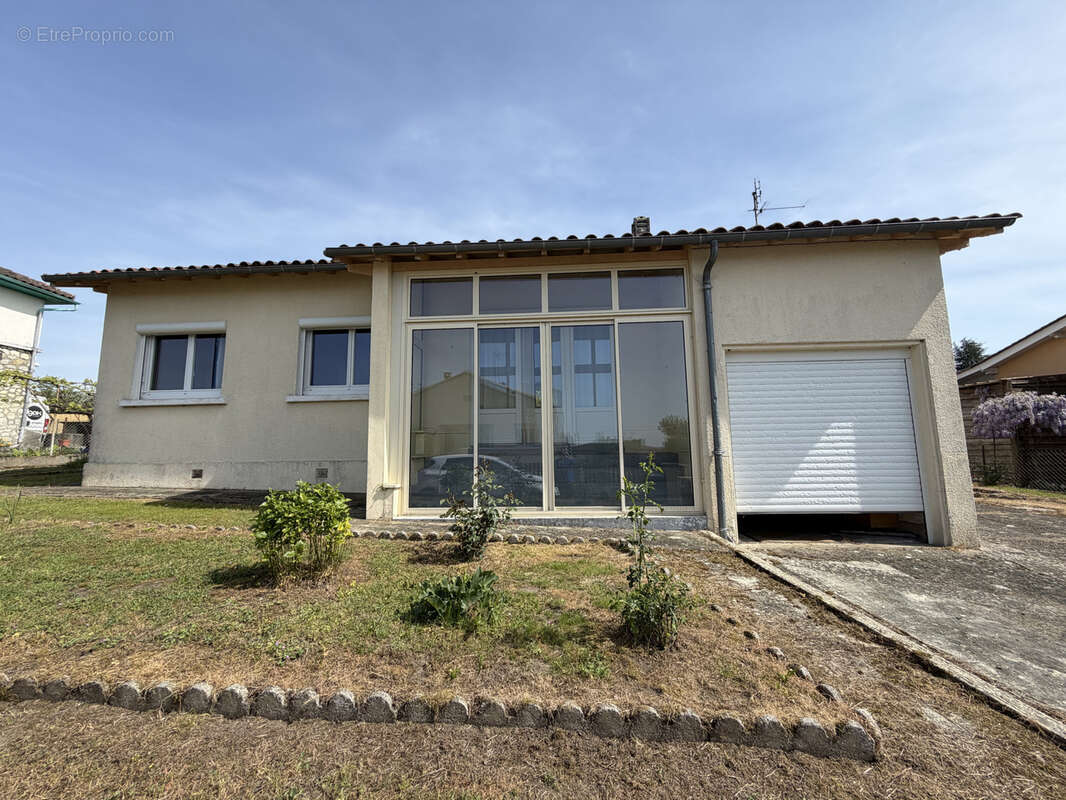 Maison à LA ROCHE-CHALAIS