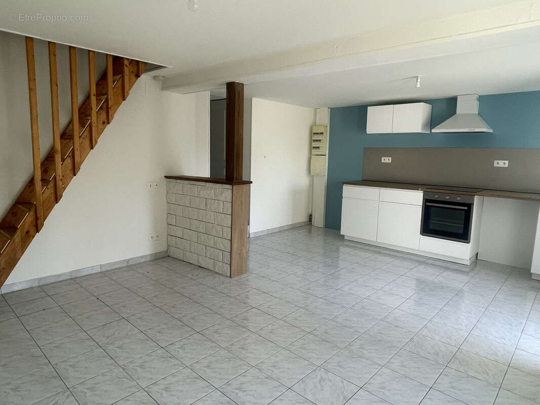 Maison en pierre avec jardin et dependances-  centre mirebeau - photo 6