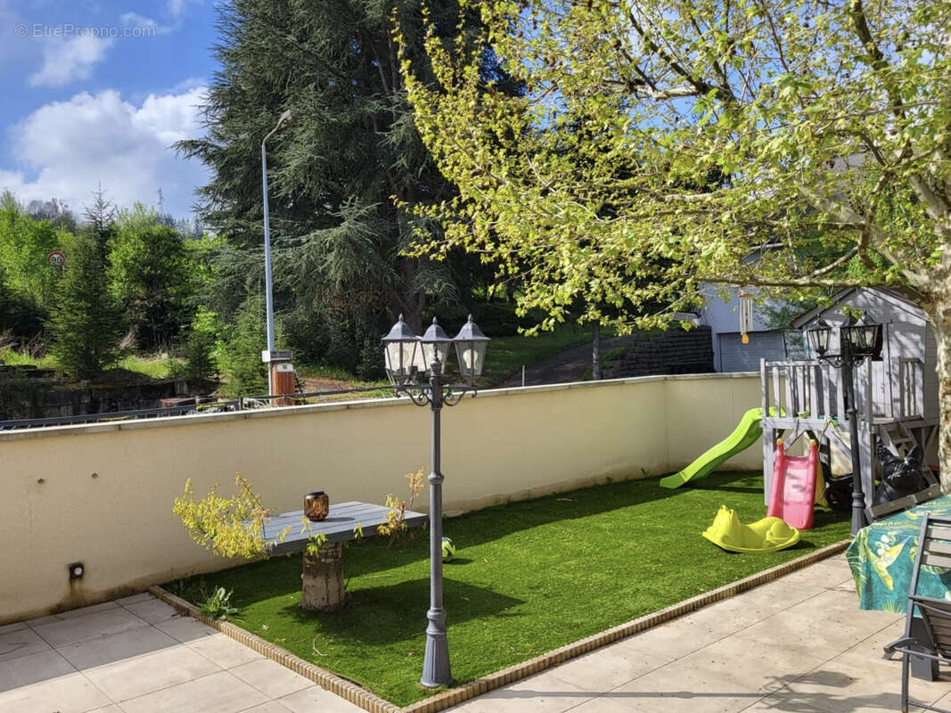 Maison à LE CHAMBON-FEUGEROLLES