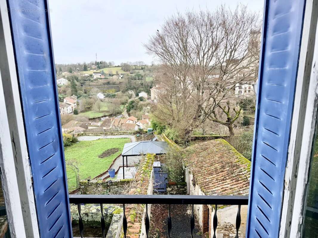 Grande maison de ville rénovée, dont l'âme authentique a été préservée. - photo 16