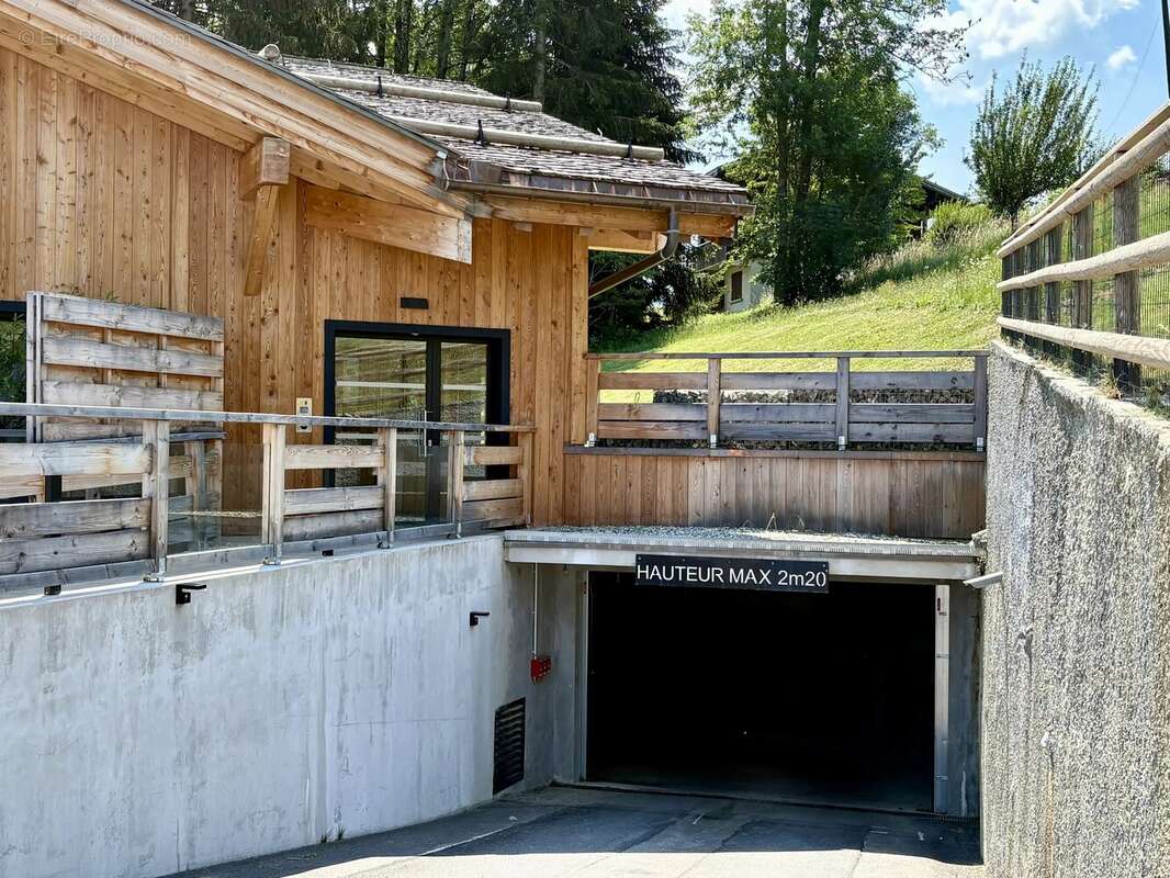 Parking à COMBLOUX