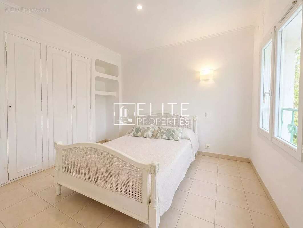 Maison à LA ROQUETTE-SUR-SIAGNE