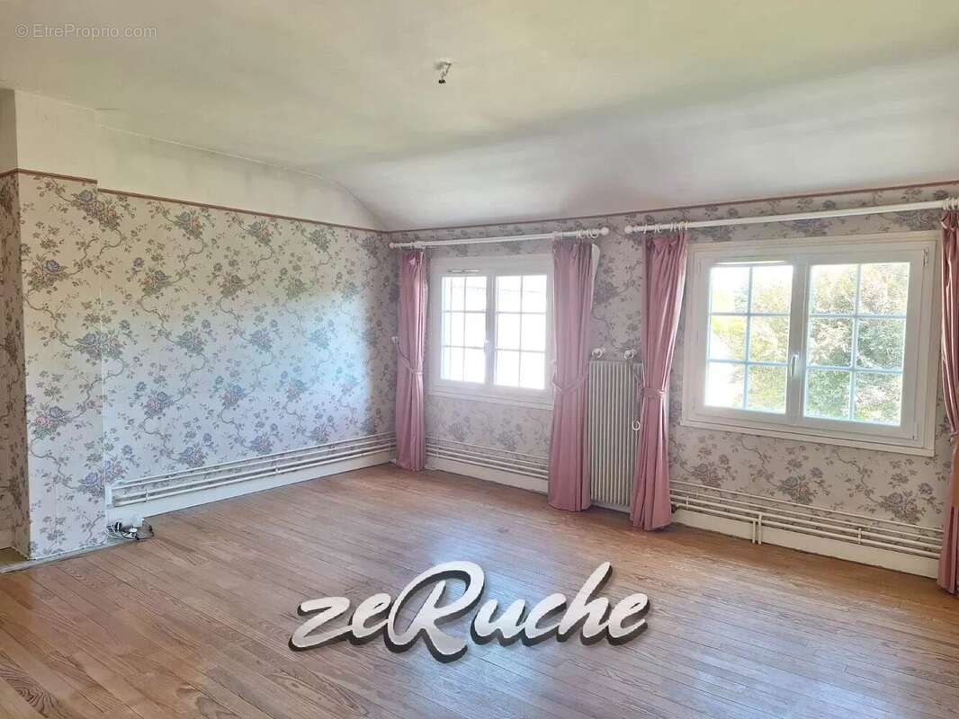 À VENDRE - Ensemble immobilier avec dépendances et beau jardin à Valambray - photo 6