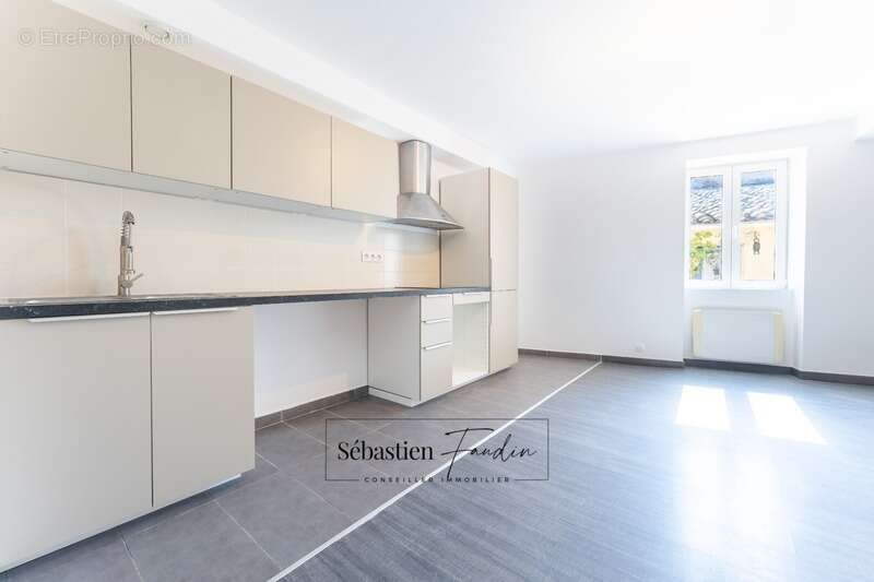 Appartement à SOLLIES-TOUCAS
