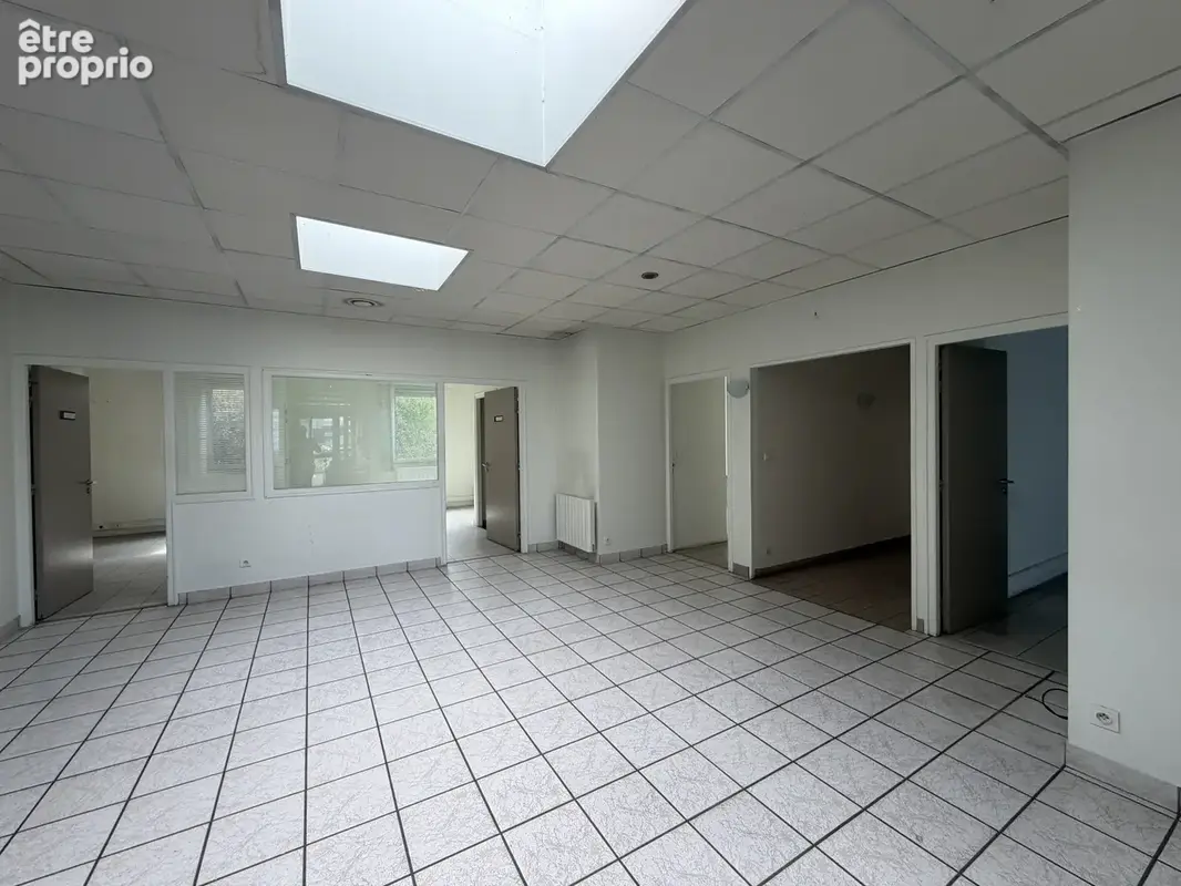 Locaux Professionnels - Zone INGRE - 375 m2 Plain Pied - photo 3